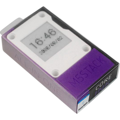 Eine Verpackung mit der Aufschrift 'M5STACK CORE', zeigt eine digitale Anzeige mit der Uhrzeit '16:46' und dem Datum '20/10/02'.